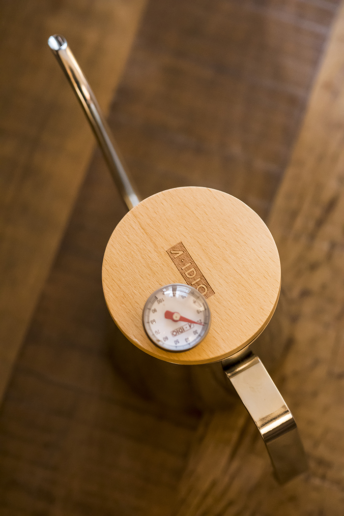 A-IDIO 人文時尚手沖細口壺350ml(含溫度計、木蓋)-香檳金