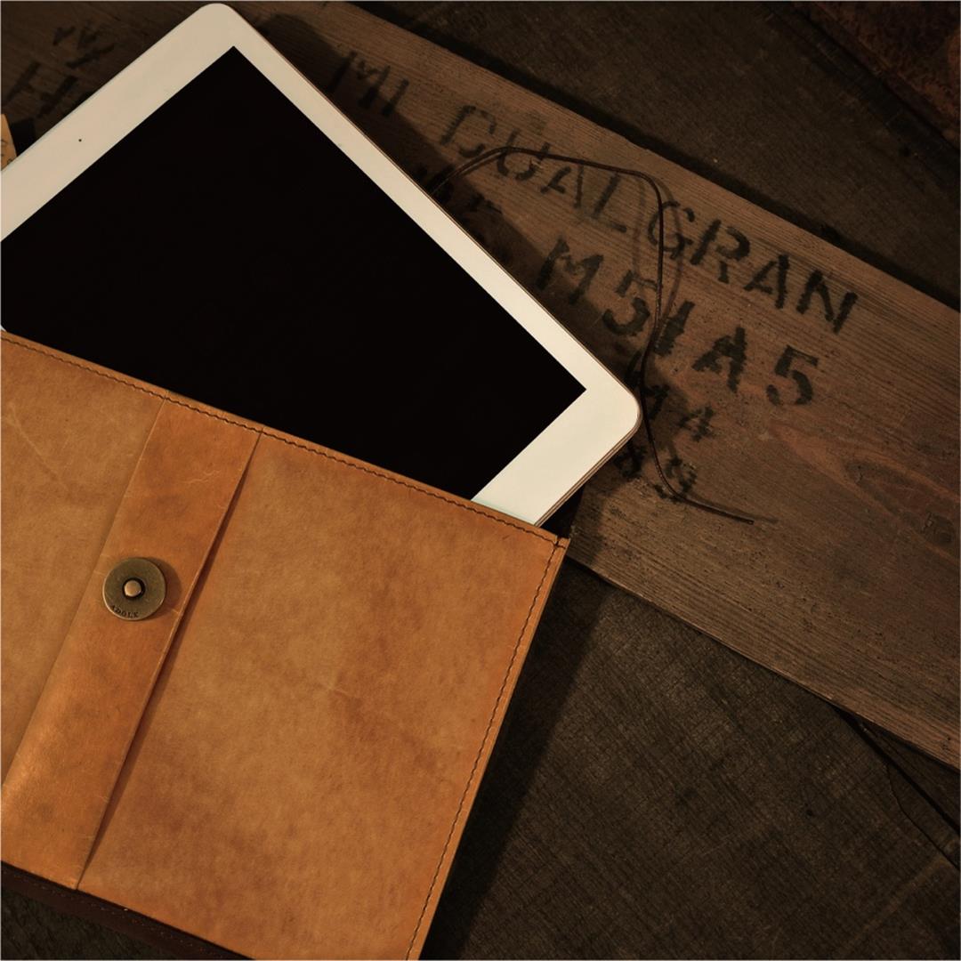 ADOLE 蠟紋布仿古皮革 經典 iPad mini 包