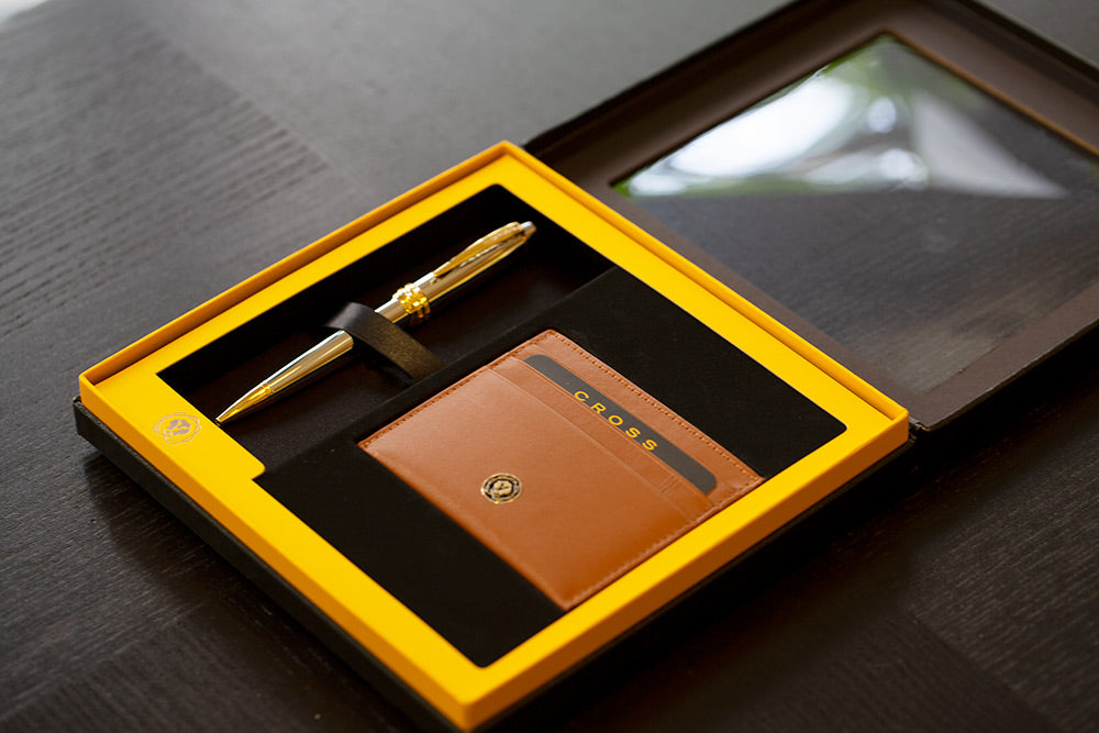美國 CROSS Bailey 貝禮系列 金鉻原子筆+棕褐色證件卡夾套禮盒