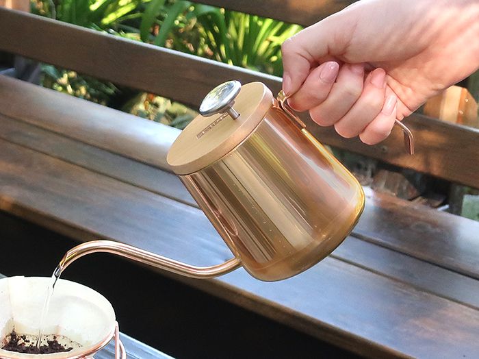 A-IDIO 人文時尚手沖細口壺350ml(含溫度計、木蓋)-香檳金