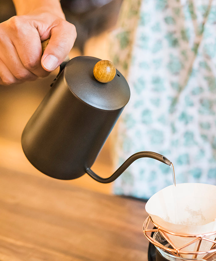 A-IDIO｜黑金木手沖壺(600ml)