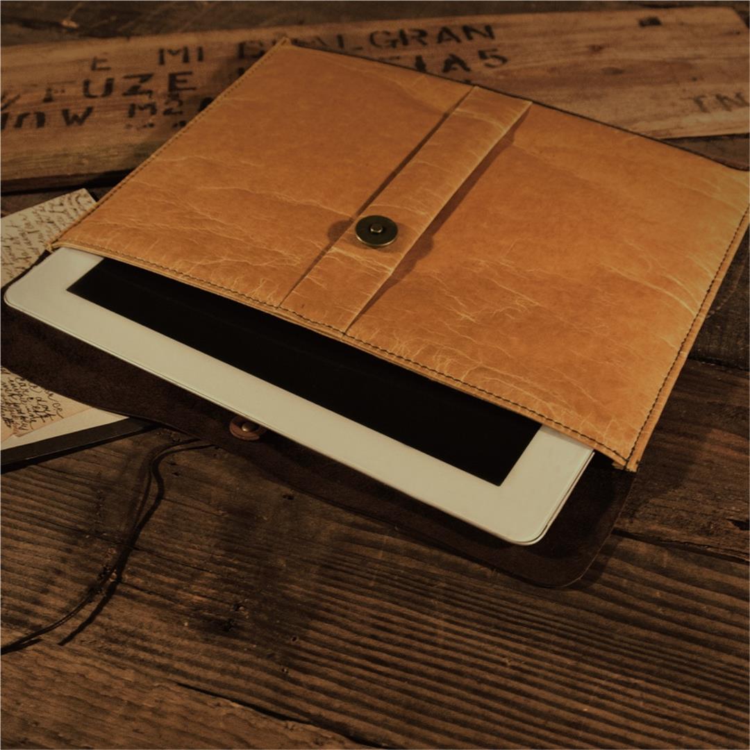 ADOLE 蠟紋布仿古皮革 經典IPAD包