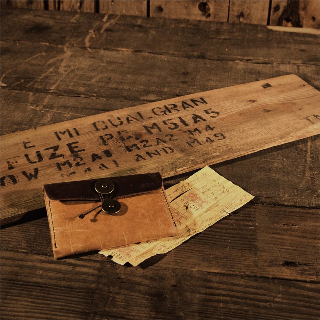 ADOLE 蠟紋布仿古皮革 經典名片夾